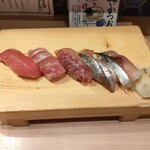 Sugoi Niboshi Ra-Men No Ge Sushi Tsuri Kin - セットの5貫（日替わり）