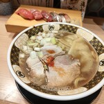 245330221 - 凄い煮干しラーメン(醤油)と寿司5貫(日替わり)¥1,900