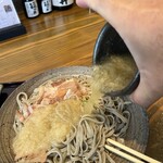 あみだそば はなれ - おろし汁入りのつゆをぶっかけます♡