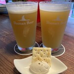 モキチ クラフト ビア - Hazy IPA Pint 1500円とSticky Fingaz Hazy IPA Pint 1750円、お通し: いぶりがっこクリームチーズ350円、税込み価格、以下内税表記