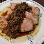 Juunikuto Sake Bonkura - 青森の鴨ロース煮　焦がしネギと茗荷醤油がけ