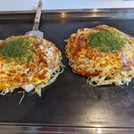 Hiroshima Okonomiyaki Hopukinsu - 左が海鮮スペシャル、右がホプキンス玉そば　外見からは違いがわからない