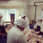 鳥藤 - プロが厳選した鶏肉は鮮度を保つため、職人が手作業で解体しています。