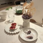 Geranium - Milk chocolate & pickled rose hip / Crispy "Flowers" with exotic spices / Cake with seeds, elderberries & apple brandy