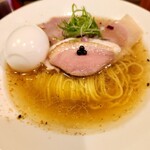 RaMen TOMO TOKYO - 白醤油のスープは味濃い目だが、飲み干せるバランス良さ
                                このラーメンには卓上調味料にはない山椒が提供される