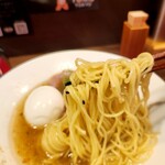 RaMen TOMO TOKYO - 麺は中太麺、腰もあり濃い目のスープとよく絡む
                                味玉はゆず塩、こだわりの一品