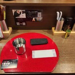 RaMen TOMO TOKYO - 内観 卓上
                                水、お手拭き、紙エプロンは券売機横からセルフ