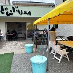 どんぶり工房 - テラス席などもあり席数は充分