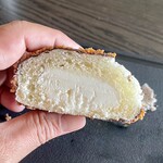 ヤオコー - ブラックモンブラン生クリームパン アップ