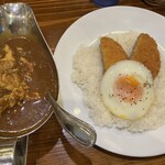 カリカル - 欧風カレーのメンチカツ、目玉焼きトッピングで1,350円