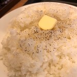 松屋 - ご飯はバターと胡椒がかかってます！