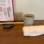 五明の向かい - まず、お茶とおしぼり