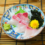 Museigen Nomi Houdai Koshitsu Izakaya Yottekiya - かんぱちのお造り。ブリやハマチ、ヒラマサと比較すると脂が少なくあっさりとしており、コリコリとした歯ごたえのある食感が特徴です。 また、ブリやヒラマサと比較すると脂の乗りが薄く、身質も硬めであるため傷みずらく生臭さも出にくい魚です。