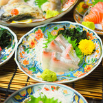 Museigen Nomi Houdai Koshitsu Izakaya Yottekiya - 縞鯵お刺身。しまあじは上品な脂の旨味やコクのある味わいが特徴です。 高級魚のなかでもトップクラスの味わいで、天然物は幻の魚と呼ばれています。