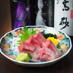 Museigen Nomi Houdai Koshitsu Izakaya Yottekiya - 鰤のお刺身。時期に合わせて「寒鰤」を入荷いたします。脂の乗った贅沢な鰤は秋と冬には欠かせない魚です。