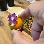 TOEDA - パプリカのムースの上に食用花、周りは焼いた緑色の生地