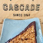 CASCADE - マンデルエッケ　Mandelecken   （ドイツの）お店や家ごとにより、コーナーや縁にチョコレートを付けたり、アンズジャムでコーティングしたりと色々。概ね三角形をしたものが多い。