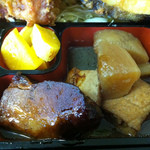 上海菜 - 日替わりランチ￥700　豚の角煮（左）　厚揚げと大根の煮物（右）