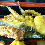 上海菜 - 日替わりランチ￥700　鶏の唐揚げ２コ・子持ちししゃもの唐揚げ３コ・白身魚の唐揚げ１コ