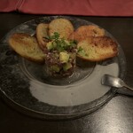 バー アウル - マグロ、アボカドのタルタルとガーリックトースト