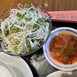 Keirin Gyouza Manzoku - サラダ、搾菜のキムチみたいなの