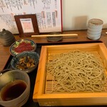 Gomyo No Mukai - 先にへぎ蕎麦到着。煮物に、店主から青森の鮪が入ったからと鮪の刺身付き。蕎麦はもっと歯ごたえがあった方がへぎ蕎麦らしいかな？