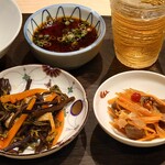 Fugu Take - 小鉢二品。左は蕨と人参、油揚げの煮物、右は砂肝を使った南蛮漬け。奥は雑炊用のポン酢。