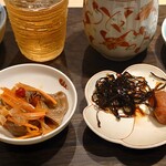 Fugu Take - 右側、昆布の佃煮と梅干しは雑炊に合わせるトッピング。