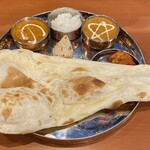 Mini Nepal Restaurant & Bar ALISHA - Ｂランチ 
                      (チキンカレー･キーマエッグカレー(激辛)･ 
                       ナン･ライス･パパド･チキンティッカ)