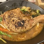 札幌スープカレー絲 - 柔らか煮込みチキンレッグ