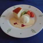 カジュアルフレンチ アミューズ - 2014/2：Cランチコースのデザート：　チーズケーキとバニラアイスの盛り合わせ