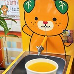 えひめ愛顔の観光物産館 - 蛇口からみかんジュース