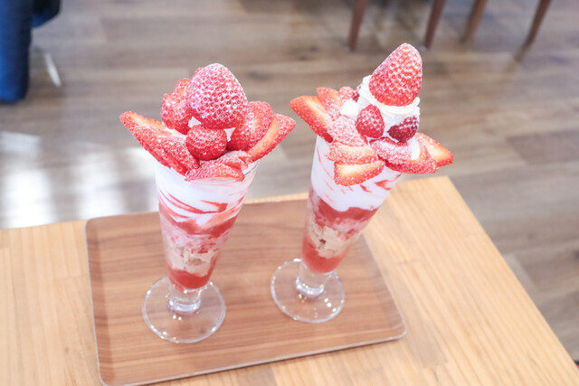 いちご狩り園に隣接しているカフェは採れたての甘いいちごを使った