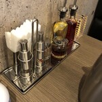 支那蕎麦 大丸 - 卓上　奥に有るのが水に入れるビネガー