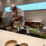 Ginza Tenichi - 職人さんが目の前で丁寧に揚げてくれます。