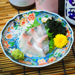 Maruyasu Suisan - 縞鯵お刺身.しまあじは上品な脂の旨味やコクのある味わいが特徴です。 高級魚のなかでもトップクラスの味わいで、天然物は幻の魚と呼ばれています。