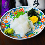 Maruyasu Suisan -  イカのお刺身。柔らかく甘みが感じられる人気のお刺身です。