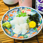 Maruyasu Suisan -  平目（ひらめ）のお刺身。ひらめは白身魚の刺身では最上とされ、もちろん味も最上級。淡白な味わいながら、うまみがあるのが味の特徴です。