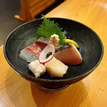 いざかや しん - お造り盛り合わせには旬の桜鯛と鰆も盛り付けてありました(o^^o)