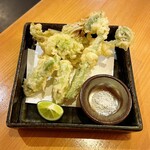 いざかや しん - 春の山菜天ぷら盛り合わせです(o^^o)