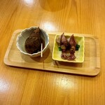 いざかや しん - お通しの『黒バイ貝の旨煮』と『ホタルイカの和物』はいずれも私の好物です！(o^^o)