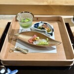 Unagi To Sumiyaki Hisamatsu - 先付　胡麻豆腐、うさく、マグロと雲丹、骨せんべい
