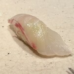 鮨　かねさか - 握りは真鯛からスタート
      最初の一口目でシャリの美味しさを実感します