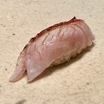 鮨　かねさか - 皮目を炙り、香ばしくて最高