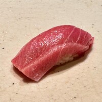 鮨　かねさか パレスホテル東京店 - 中トロ
                    美しいです。この日1番の美味しさ