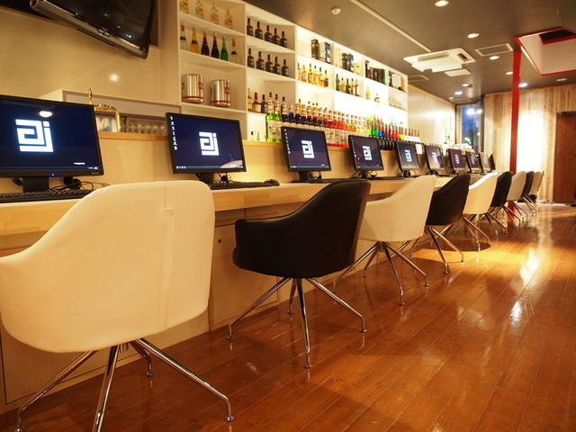 弘前のカフェバーAJ | 夜の社交スポット、カクテルと軽食を楽しむ