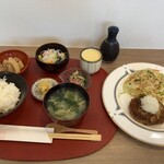 ごはんのお店 えい美 - これだけ品数が多いと、1500円もそんなな高くないように思えます。ここに、さらにデザート有り。