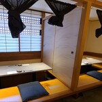 Nikukappou Masaki - 店内は白い天井と白壁、淡く木目を活かした白木のカウンターとテーブル、懐石料理店らしい凛とした雰囲気
                お席はカウンター6席、小上がりに座テーブル6席×2卓の合計18席