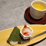 肉割烹 まさき - ⑰バニラアイスクリーム、黄粉掛け、抹茶エスプーマ載せ、5色ぶぶあられ掛け 
            抹茶エスプーマのフワリとした食感が面白い