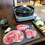 ジンギスカン 俺の家 - 初ジンギスカン  食べ放題！
左 ラムロール、右 ラムショルダー      上がラムモモ